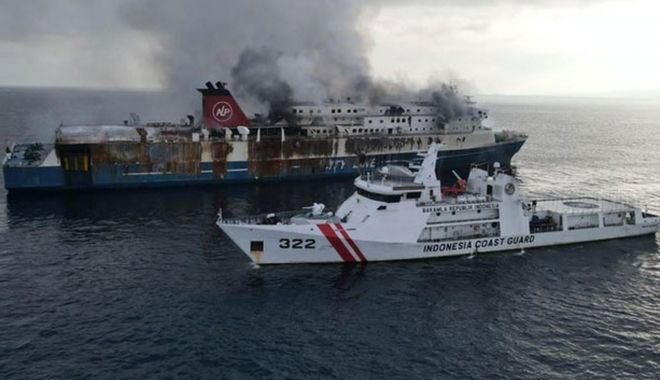 Un ferry-boat în flăcări s-a scufundat. Pasagerii și echipajul au fost salvați - unferryboatinflacari-1669041856.jpg
