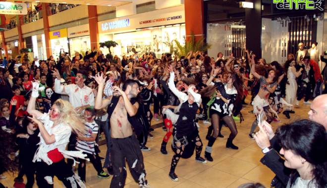 Un flash mob impresionant, cu monștri și vrăjitoare! - unflash2-1415119037.jpg