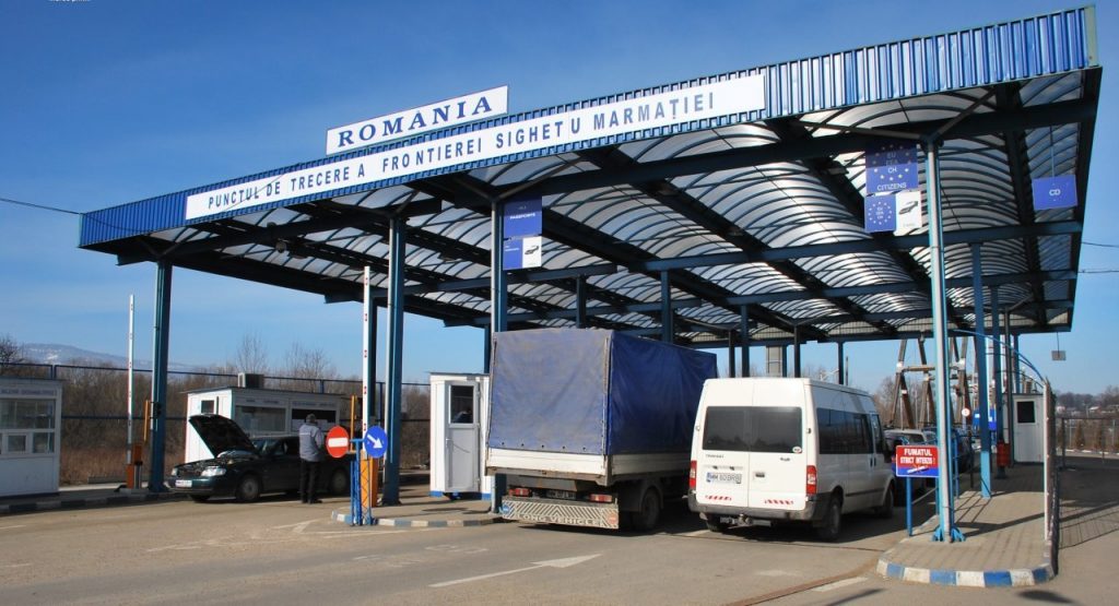 Românii din Ungaria au mers 100 de km ca să vină să voteze. Casa unui localnic a devenit secţie de votare