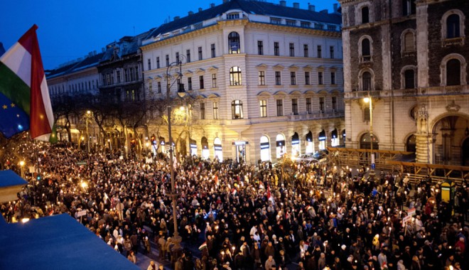 Ungaria: 100.000 de oameni au ieșit în stradă - ungariaproteste-1327239848.jpg