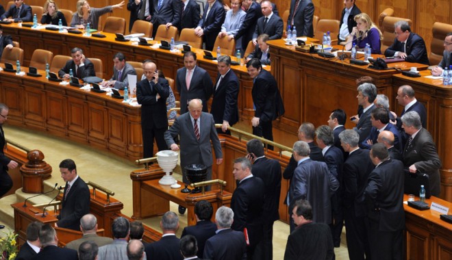 Guvernul Ungureanu a fost demis. Urmează Ponta - ungureanu2-1335551118.jpg