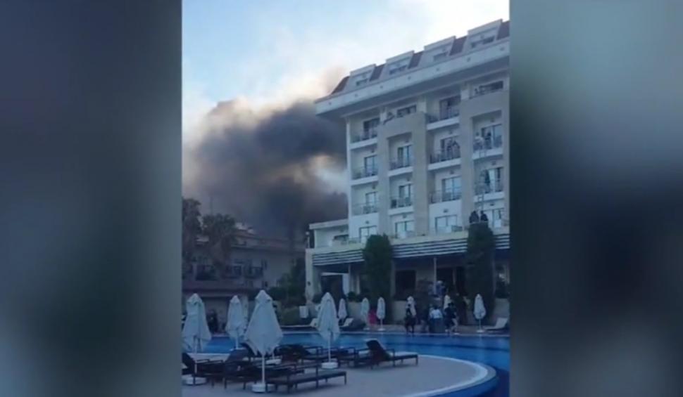 Panică printre turiștii români. Hotelul în care erau cazați a fost cuprins de flăcări