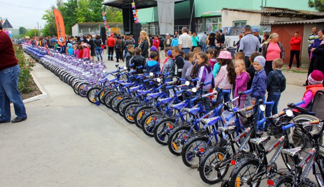 Unicat în România! Toți copiii comunei Peștera au primit în dar câte o bicicletă - unicatinromaniapesteraziuacopilu-1401637443.jpg