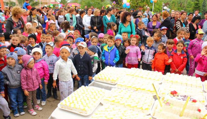 Unicat în România! Toți copiii comunei Peștera au primit în dar câte o bicicletă - unicatinromaniapesteraziuacopilu-1401637478.jpg