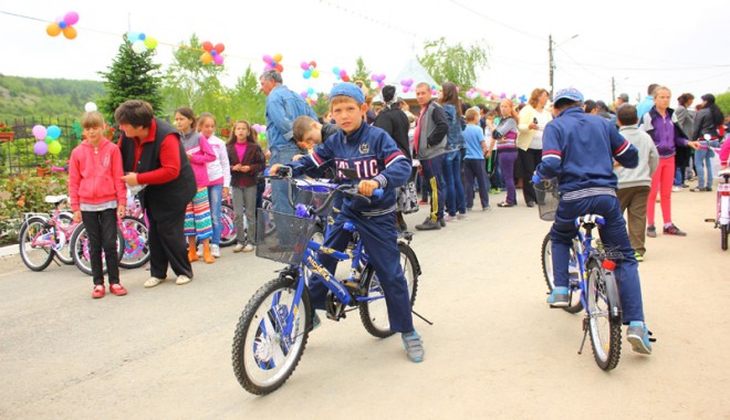 Unicat în România! Toți copiii comunei Peștera au primit în dar câte o bicicletă - unicatinromaniapesteraziuacopilu-1401637513.jpg