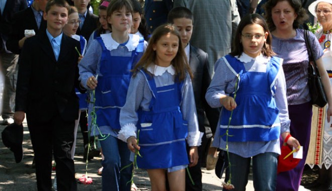 Reintroducerea uniformelor în școli, pro sau contra? - uniforme-1318585085.jpg