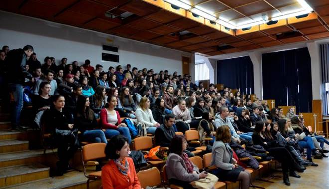 Universitarii se perfecționează în mediul virtual - universitarii-1426094032.jpg