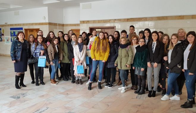 Premii la Economie pentru elevii constănțeni - universitate-1551095605.jpg