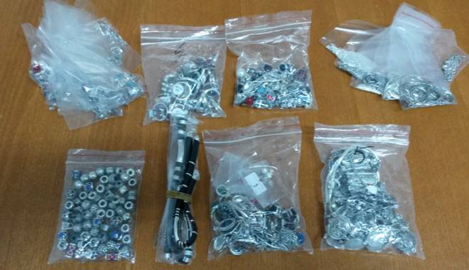 Un kilogram de bijuterii, confiscate la Vama Veche - unkilogramdebijuterii-1417629638.jpg