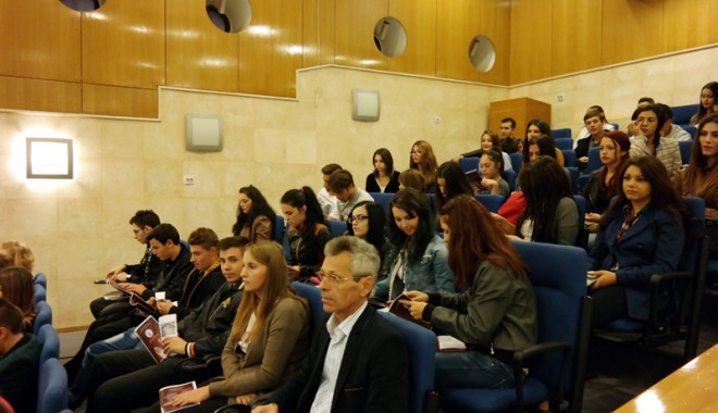 Un mic pas pentru diminuarea șomajului absolvenților - unmicpas-1413725039.jpg