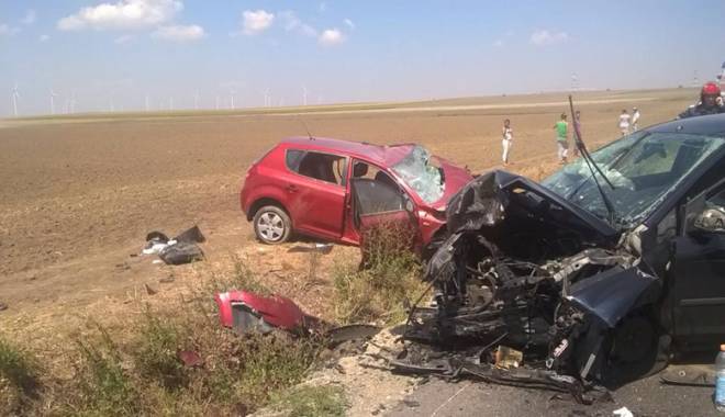 Impact frontal nimicitor: un mort și trei răniți într-un grav accident - unmortsitreiraniti-1438968579.jpg