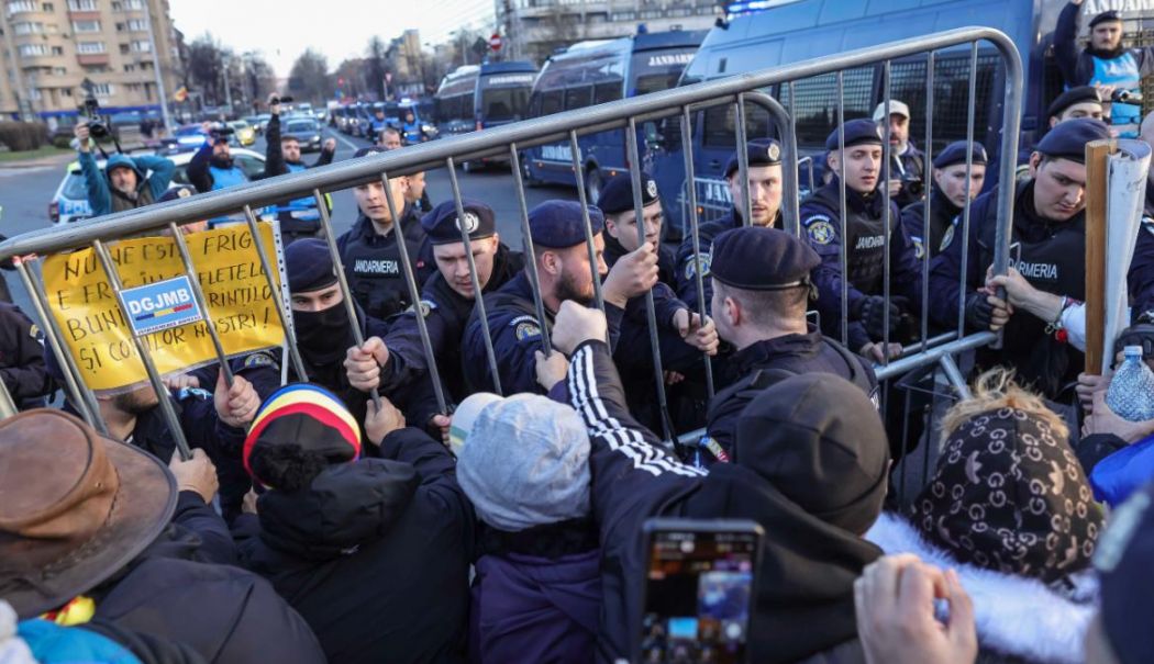 Reacții violente la protestul din București, după anunțul făcut de Klaus Iohannis - unnoufakenewspropagatpetiktokunj-1739190890.jpg