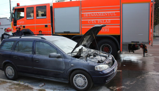 Galerie FOTO. Un Opel a luat foc din mers, pe bulevardul I.C. Brătianu - unopelaluatfoc-1411080553.jpg