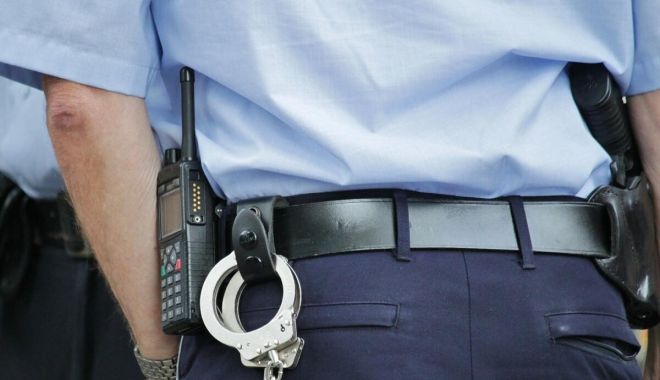 Polițist reținut după ce ar fi primit mită peste 9.000 de euro de la un deținut