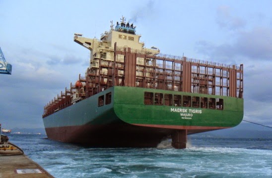 Un portcontainer cu 6 români la bord a fost capturat de armata Iranului. S-au tras focuri de armă! - unportcontainer-1430291308.jpg