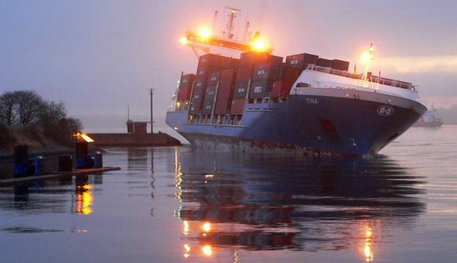 Un portcontainer s-a împotmolit într-un mol de nisip - unportcontainer-1456748223.jpg