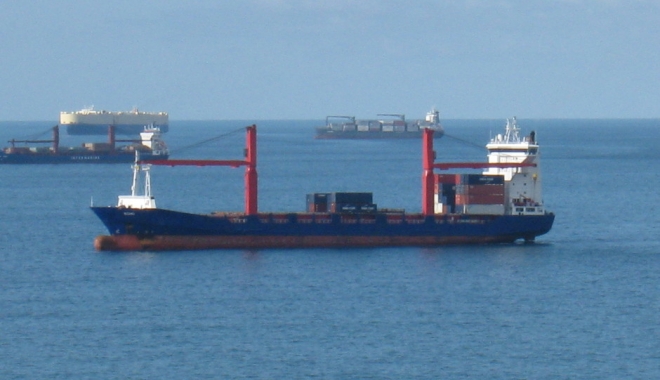 Un portcontainer a eșuat în Marea Chinei de Sud - unportcontainer-1468849436.jpg