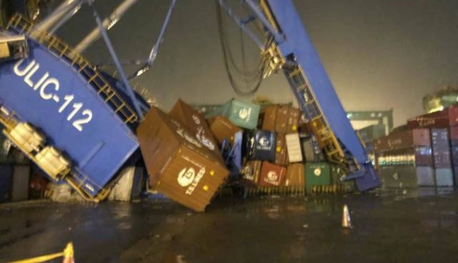 Un portcontainer a dărâmat o macara portal - unportcontaineradaramatomacarapo-1516095607.jpg