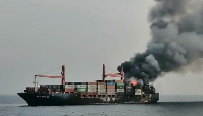 Un portcontainer în flăcări a fost abandonat în Marea Roșie - unportcontainerinflacari-1665305231.jpg