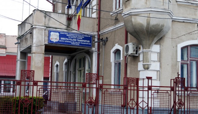 Un tânăr acuză că a fost bătut de cinci polițiști de la Transporturi - untanaracuzacaafostbatutcincipol-1408030950.jpg