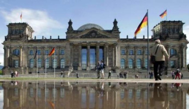 S-a sinucis în fața Camerei Deputaților din Berlin - untanarsasinucisintrunmodbrutali-1350212685.jpg