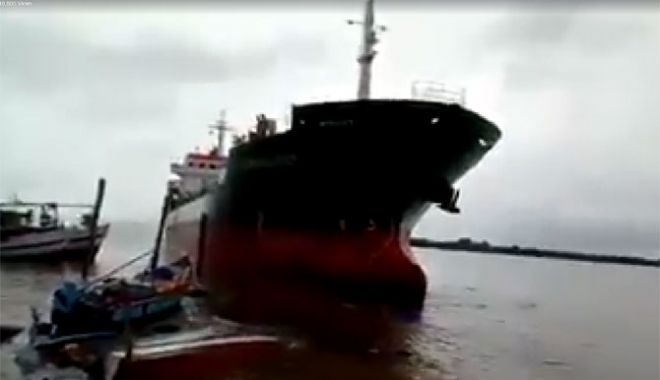 Un tanc de produse petroliere a distrus 13 bărci de pescuit - untancdeprodusepetroliereadistru-1542880064.jpg