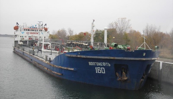 Un tanc de produse petroliere a eșuat pe Volga - untancdeprodusepetrolierepevolga-1475683055.jpg