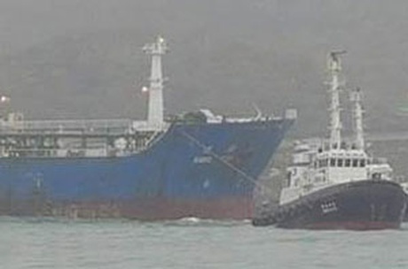 Un tanc petrolier a eșuat la 200 de metri de dig - untancpetrolier412-1480856168.jpg