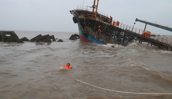 Un tanc petrolier a lovit digul în estuarul Yangtze - untancpetrolieralovitdigulestuar-1512578215.jpg