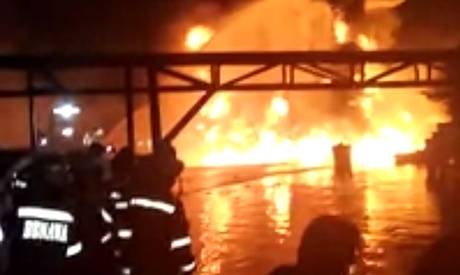 Un tanc petrolier în flăcări a dezlănțuit un râu de foc - untancpetrolierinflacari2805-1527505833.jpg