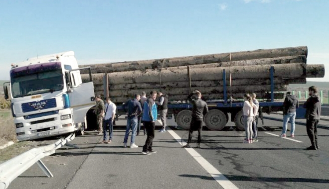 Un TIR ieșit în decor a blocat traficul pe Autostrada Soarelui - untir-1510500666.jpg
