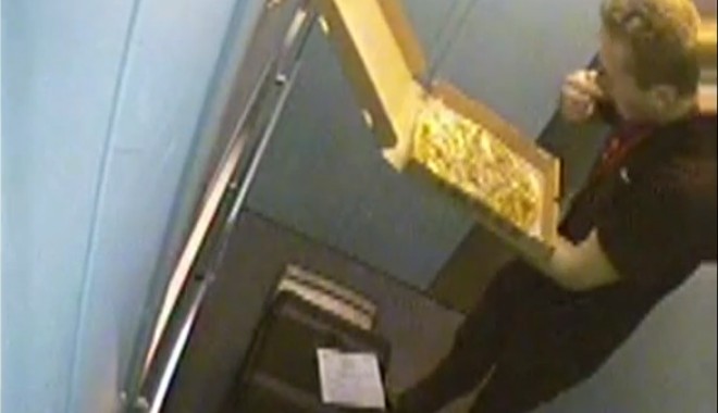 VIDEO / Iată ce face un angajat cu pizza înainte să o livreze clientului - untitled-1369669595.jpg