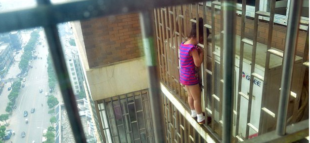 FOTO. Misiune dificilă pentru pompieri, după ce o fetiță și-a prins capul în gratiile unui geam de la etajul 24 - untitled-1374679772.jpg