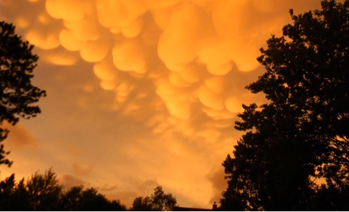 VIDEO / FENOMEN METEO STRANIU. NORI PORTOCALII, cu forme ciudate - untitled-1375284231.jpg