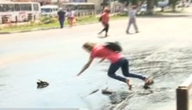 VIDEO / Au rămas fără încălțăminte și au căzut în smoala turnată pe stradă, pentru asfaltare - untitled-1375453314.jpg