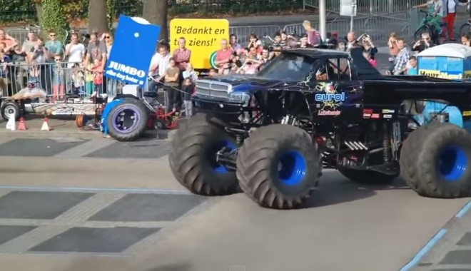 Video ȘOCANT! Un bolid a ucis două persoane și a rănit alte 18 în timpul unui spectacol - untitled-1411973035.jpg