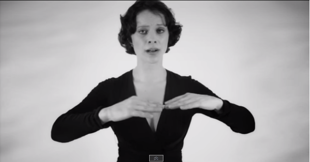 Video incredibil! Ea cântă DOUĂ MELODII, SIMULTAN, fără pauză! - untitled-1412928867.jpg
