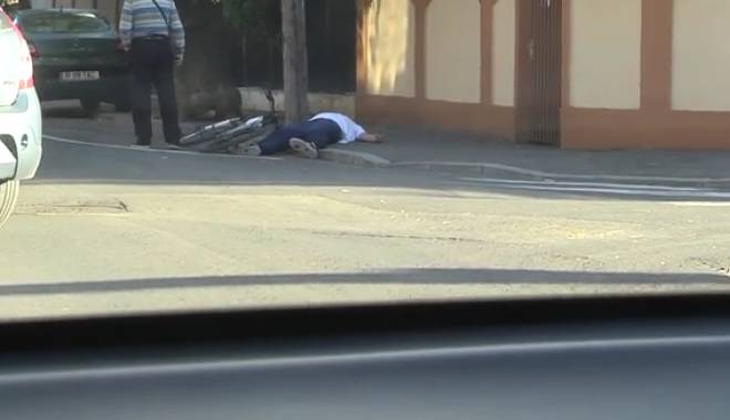 EXPERIMENT CAMERA ASCUNSĂ. Cum reacționează românii când văd un biciclist căzut pe stradă - untitled-1417532671.jpg