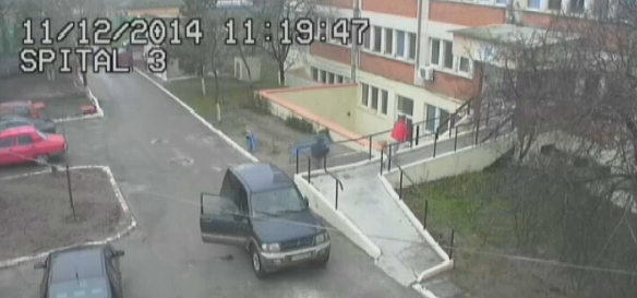 Copilă de un an, strivită sub roțile mașinii / Imagini cutremurătoare surprinse cu tatăl ei încercând să-i salveze viața - VIDEO - untitled-1418370460.jpg