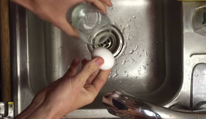 VIDEO / Cum să decojești un ou cu ajutorul unui pahar - untitled-1423223922.jpg
