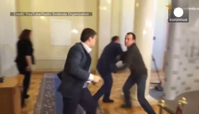 VIDEO. BĂTAIE CA LA UȘA CORTULUI, CHIAR ÎN PARLAMENT - untitled-1423815717.jpg