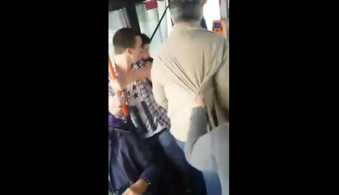 Imagini șocante! Femeie snopită în bătaie, în troleibuz, de un grup de pensionari - untitled-1429093819.jpg