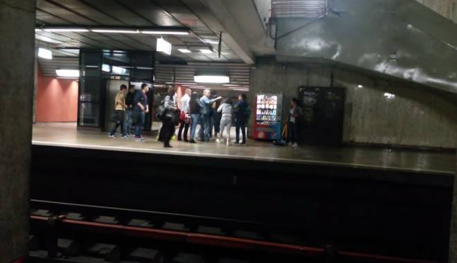 Video. Două tinere și-au împărțit pumni și picioare, în stație - untitled-1431434334.jpg