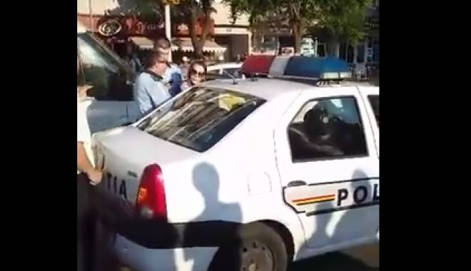 VIDEO. Scandal în plină stradă! Polițiști înjurați de două minore - untitled-1431606561.jpg