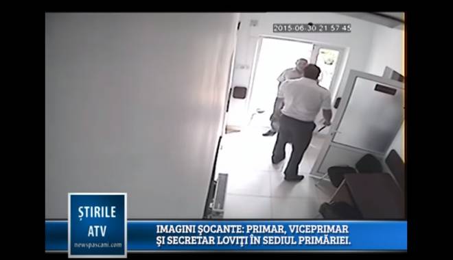 VIDEO INCREDIBIL / PRIMARUL, VICEPRIMARUL ȘI SECRETARUL, BĂTUȚI MĂR, CHIAR ÎN PRIMĂRIE - untitled-1436769360.jpg