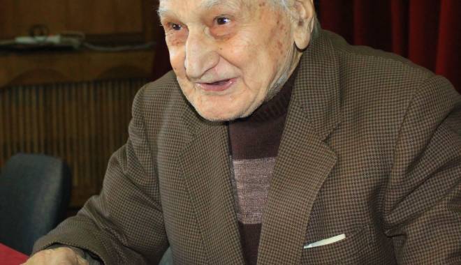 Profesorul Traian Petcu a donat 200 de lei din pensia sa, pentru a-i cumpăra lui Ionuț o tabletă - untitled-1450431568.jpg