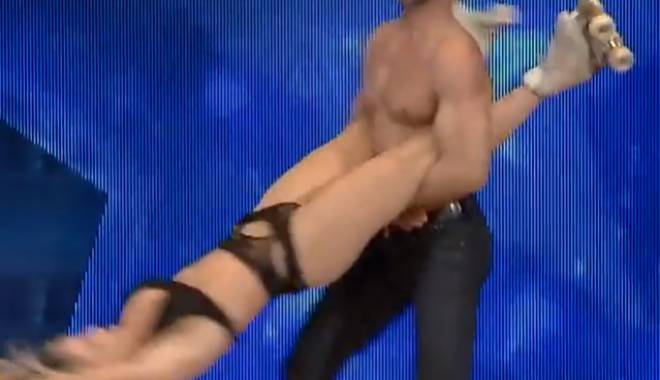 VIDEO INCREDIBIL. Credeai că le-ai văzut pe toate? Jurații au fost șocați de dansul lor - untitled-1450605184.jpg