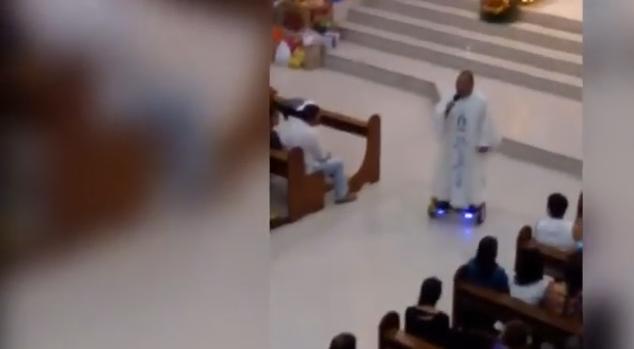Video. Preot catolic, sancționat. Ce a făcut în timpul slujbei de Crăciun - untitled-1451489215.jpg