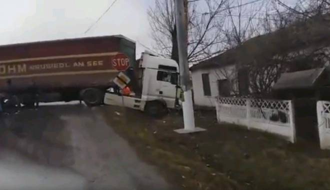 VIDEO. Grav accident rutier între un TIR și o mașină, la Constanța - untitled-1455180580.jpg