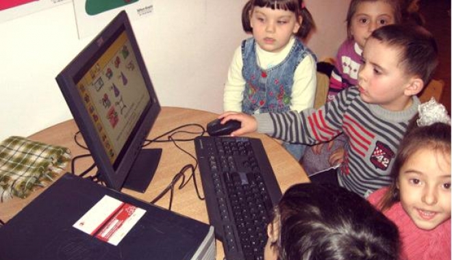 Renault donează sute de calculatoare, în cadrul proiectului 
